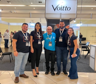 Colaboradores da Voitto em um estande da Voitto em um evento