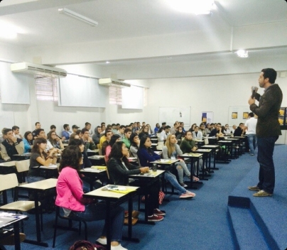 Thiago Coutinho, CEO da Voitto realizando uma apresentação em um evento