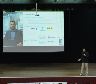 Thiago Coutinho, CEO da Voitto realizando uma apresentação em um evento