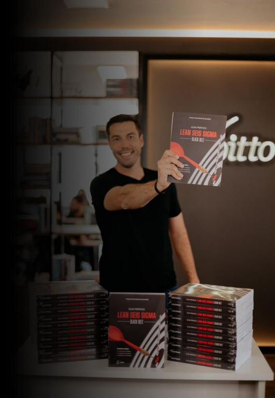 Thiago Coutinho apresentando o livro Guia Prático Lean Seis Sigma Black Belt
