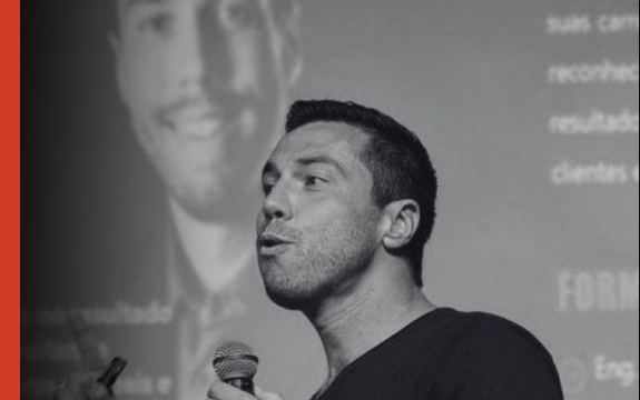 Thiago Coutinho se comunicando com o público