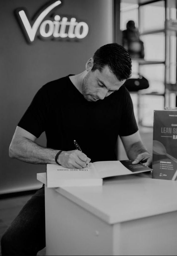 Thiago Coutinho autografando exemplares do seu livro